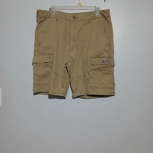 Men's Wrangler Brand Tan Cargo Shorts. Size 36X9